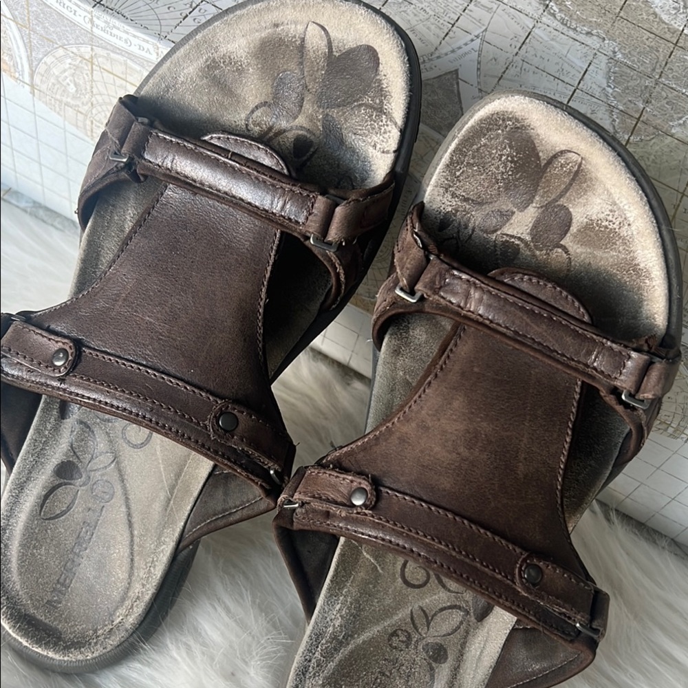 MERRELL Sandals Slip-on Brown Sandals with Cushioned Footbed - Size 8